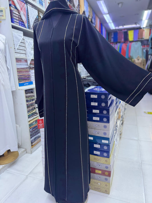 Abaya Noire Minimaliste – Lignes Élégantes en Fils Dorés